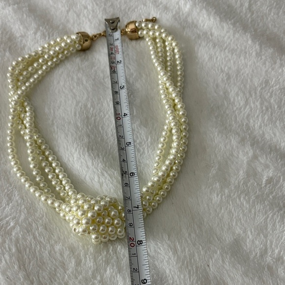 Luxurious Gold and Pearl Women's Necklace - Picture 2 of 3